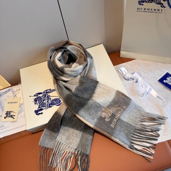 Burberry Women's Scarf - Picture 2 of 5